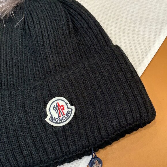 Moncler Black Ribbed Beanie with Pom Moncler - Picture 5 of 7